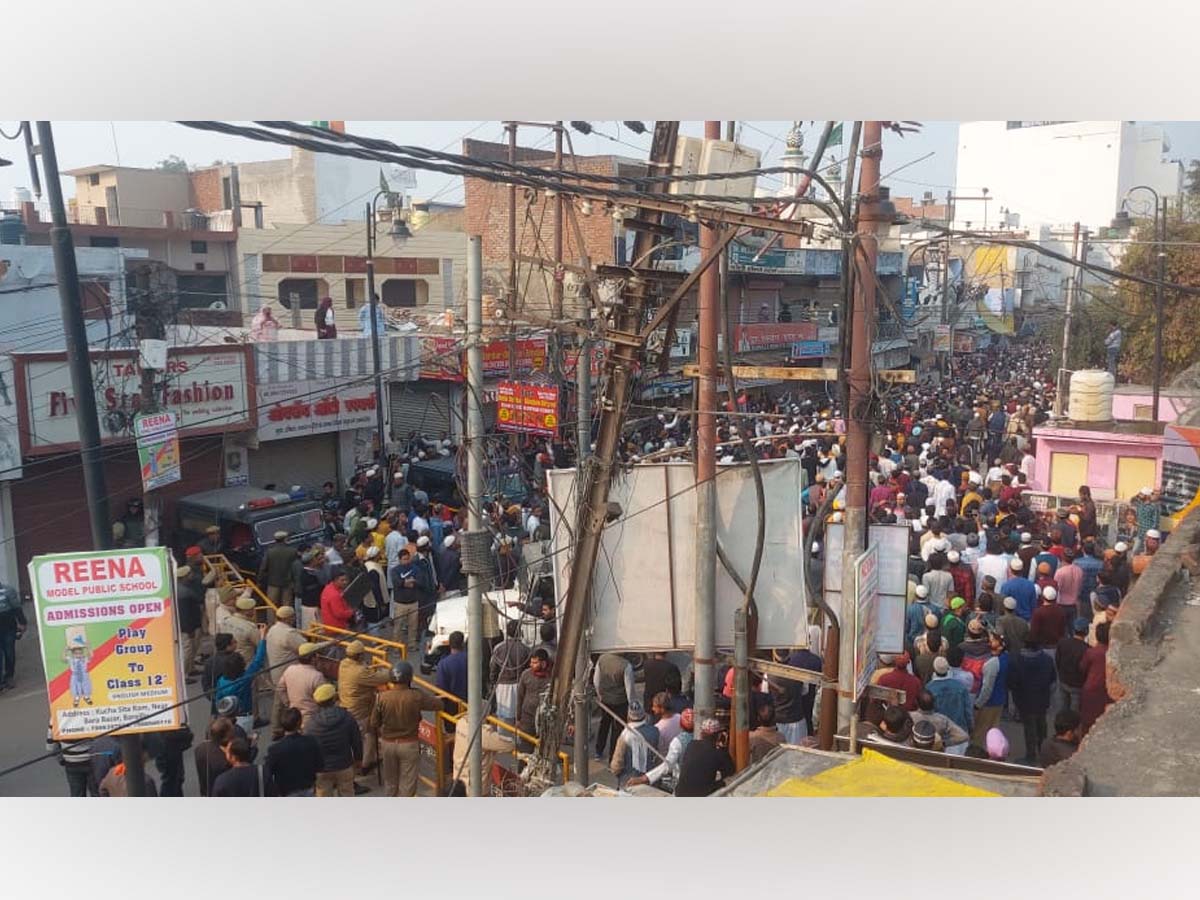 भीड़ ने की भड़काऊ नारेबाजी