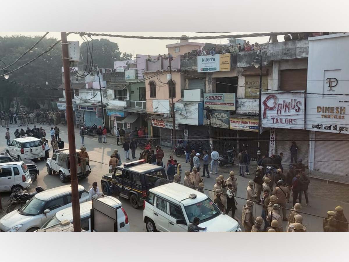 दुकानदारों पर बरसाए पत्थर