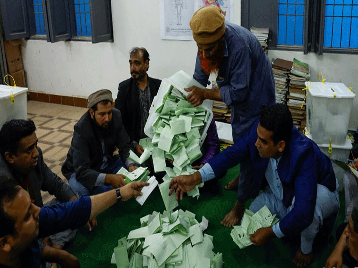 पाकिस्तान में वोटों की गिनती अब भी जारी, PTI ने इतने सीटों पर दर्ज की जीत; जानें किसकी बनेगी सरकार