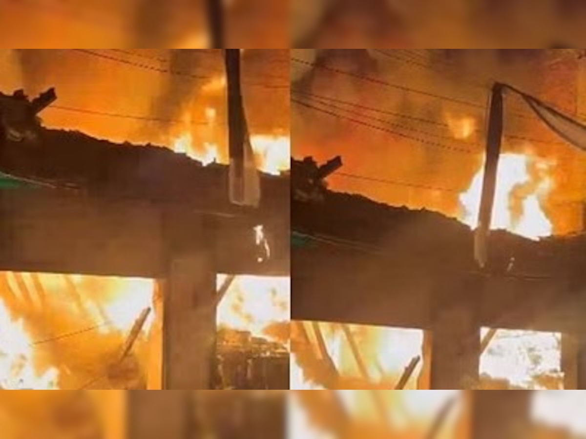 Ghaziabad News: गाजियाबाद के खोड़ा में इलेक्ट्रॉनिक शोरूम में भयानक आग, जान बचाकर भागे लोग 