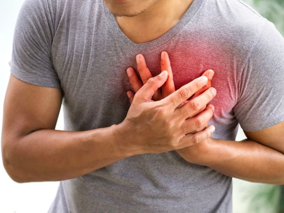 Chest Pain: सीने में दर्द की अनदेखी करना हो सकता है खतरनाक, जानें कब जाएं डॉक्टर के पास