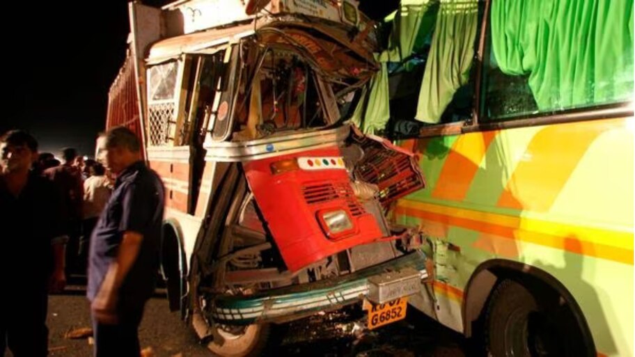 Road Accident: ଟ୍ରକ ଓ ବସ୍ ମଧ୍ୟରେ ମୁହାଁମୁହିଁ ଧକ୍କା, ଘଟଣାସ୍ଥଳରେ ୭ ମୃତ