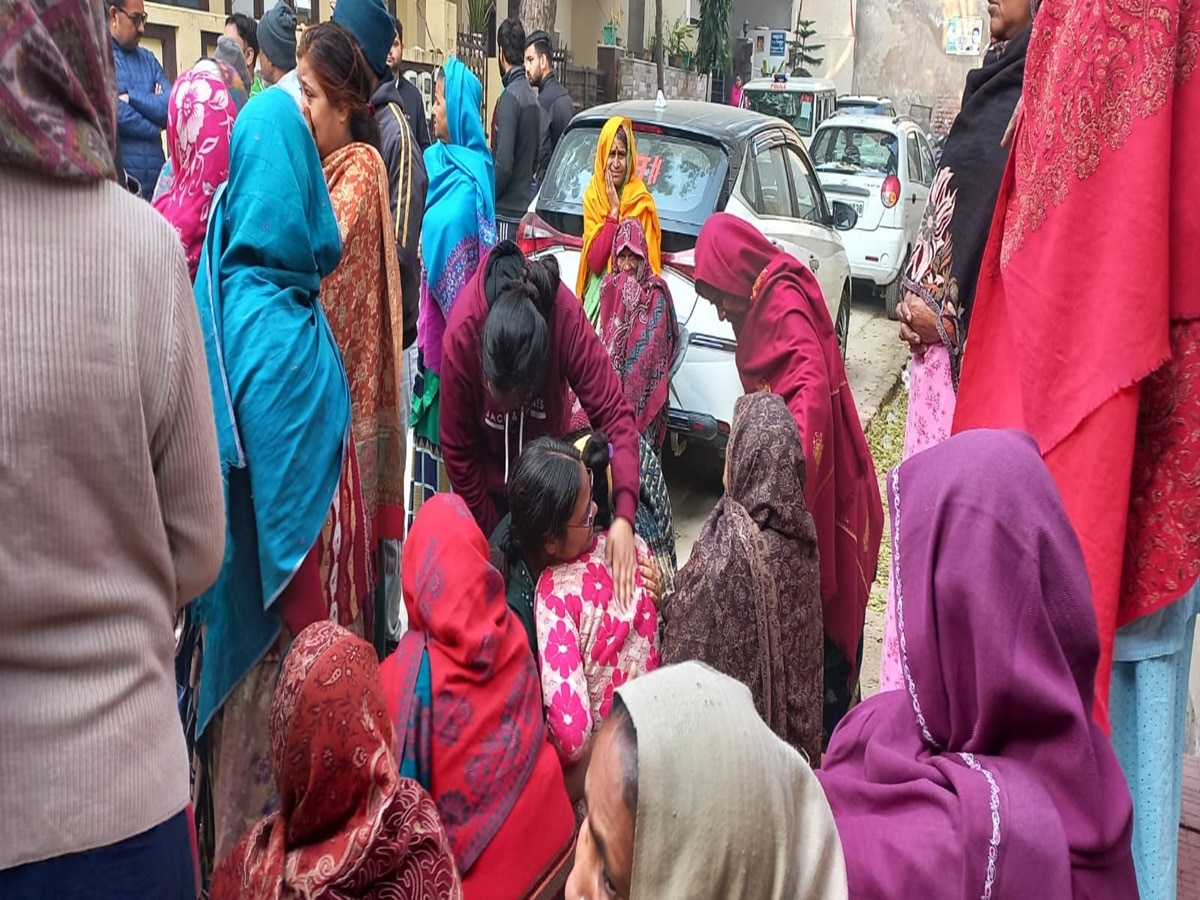 Agra News: पत्नी खाटू श्याम मंदिर में, घर में मिली पति-बेटे और सास की लाश