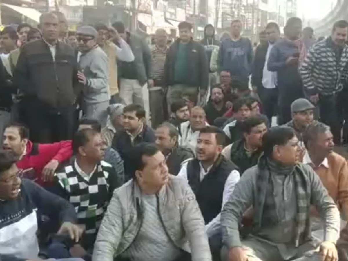 Jhajjar News: लूट की घटनाओं से गुस्साए दुकानदारों ने किया दिल्ली-रोहतक रोड जाम 