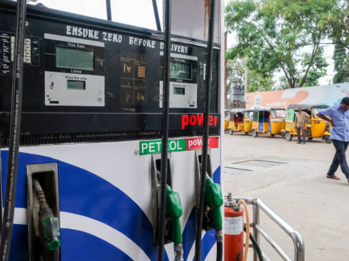 Petrol-Diesel Price: सोमवार को इस रेट मिलेगा एक लीटर पेट्रोल-डीजल, तेल कपनियों ने जारी कर दिए आज के रेट 