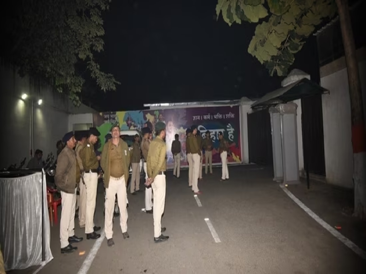 Bihar trust vote today:  तेजस्वी यादव के आवास के बाहर भारी पुलिस बल तैनात, MLA के अपहरण का आरोप! हाईवोल्टेज ड्रामा