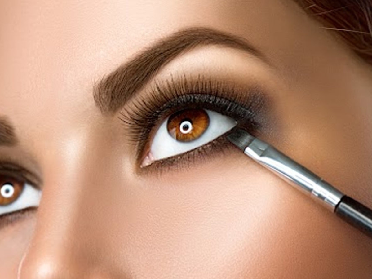 What things should be kept in mind while applying makeup on sensitive eyes  | Eye Makeup Tips: सेंसेटिव आंखों पर मेकअप करते समय याद रखें ये जरूरी  बातें, लापरवाही पड़ सकती है भारी