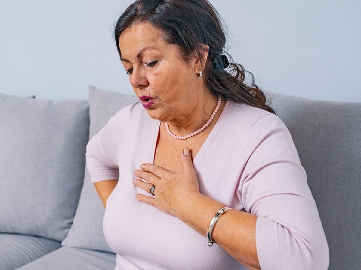 Heart Attack Symptoms: दिल की सुनें और लक्षण पहचानें, पुरुषों से अलग होते हैं महिलाओं में हार्ट अटैक के संकेत