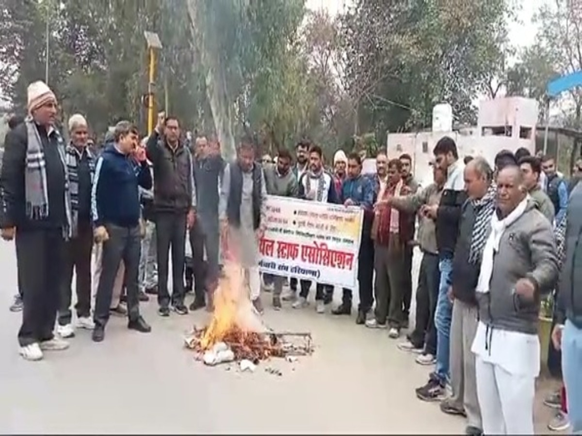 Bhiwani: सरकार की वादाखिलाफी से गुस्साएं लिपिकों ने प्रतीकात्मक पुतला फूंक जताया विरोध