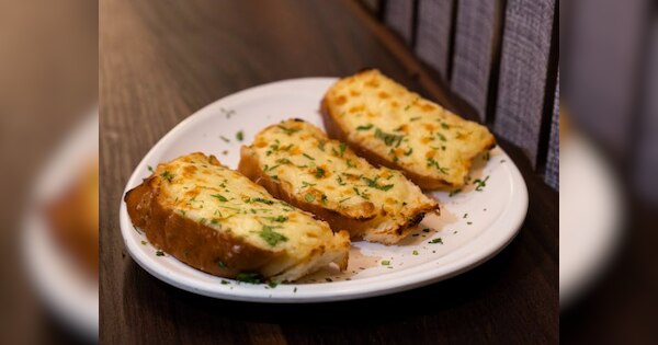 घर पर ऐसे बनाएं टेस्टी और क्रंची गार्लिक ब्रेड, बाहर का जंक फूड खाना भूल जाएंगे बच्चे