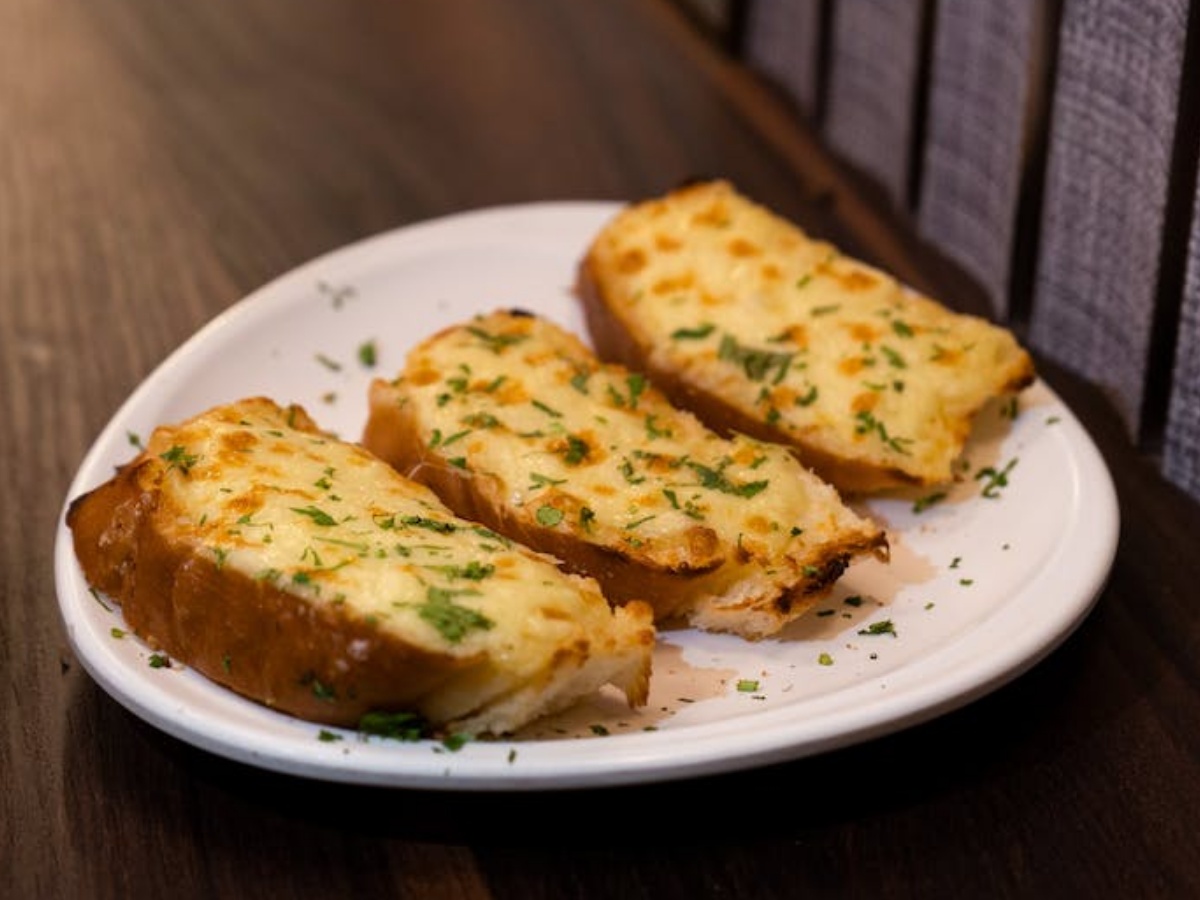 घर पर ऐसे बनाएं टेस्टी और क्रंची गार्लिक ब्रेड, बाहर का जंक फूड खाना भूल जाएंगे बच्चे