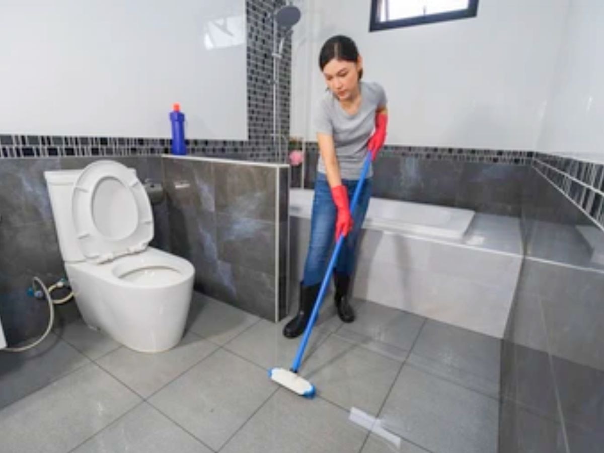 हर समय चमचमाता नजर आएगा बाथरूम, इन तरीकों से सफाई के लिए यूज करें बेकिंग सोडा
