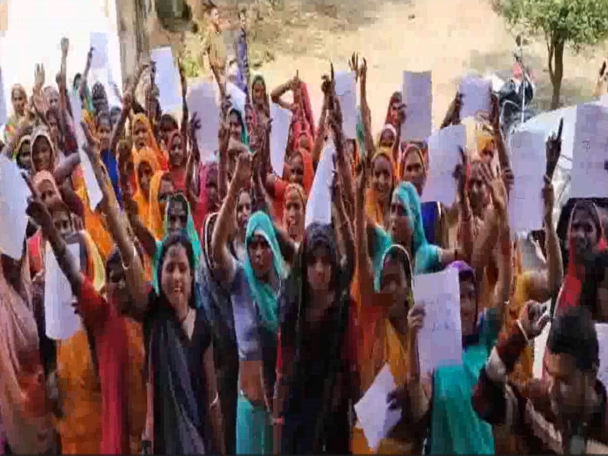 Pratapgarh News : पीपलखूंट इलाके में पेड़ों की कटाई का महिलाओं ने किया विरोध, रैली निकाल किया अनोखा प्रदर्शन
