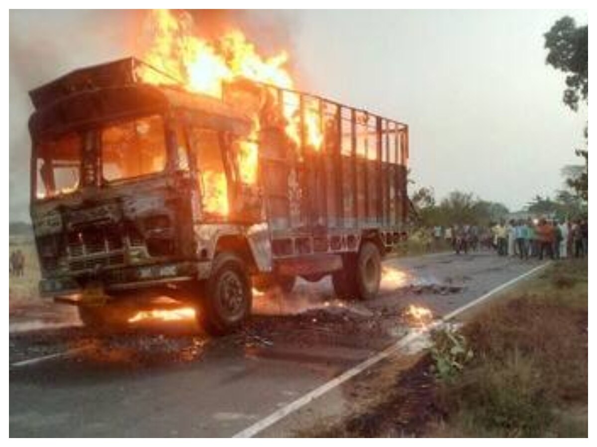 अनियंत्रित ट्रक में लगी आग (फाइल फोटो)