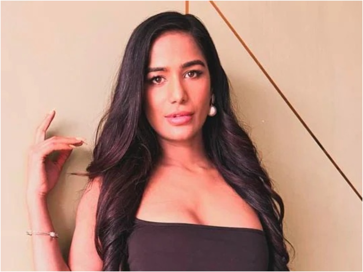 Poonam Pandey Controversy: पूनम पांडे को फर्जी मौत का खेल खेलना पड़ गया भारी, मानहानि का केस हुआ दर्ज