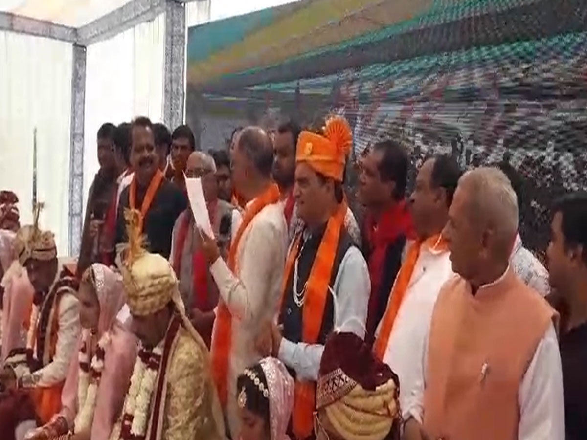 मालपुरा में हुआ सामूहिक विवाह सम्मेलन, 16 जोड़े बनें एक- दूजे के हमसफर मालपुरा में हुआ सामूहिक विवाह सम्मेलन, 16 जोड़े बनें एक- दूजे के हमसफर