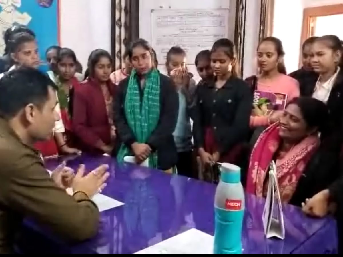 Alwar: छात्राओं ने किया थाने का विजिट,पुलिस ने दी अपराधों के बारे में जानकारी