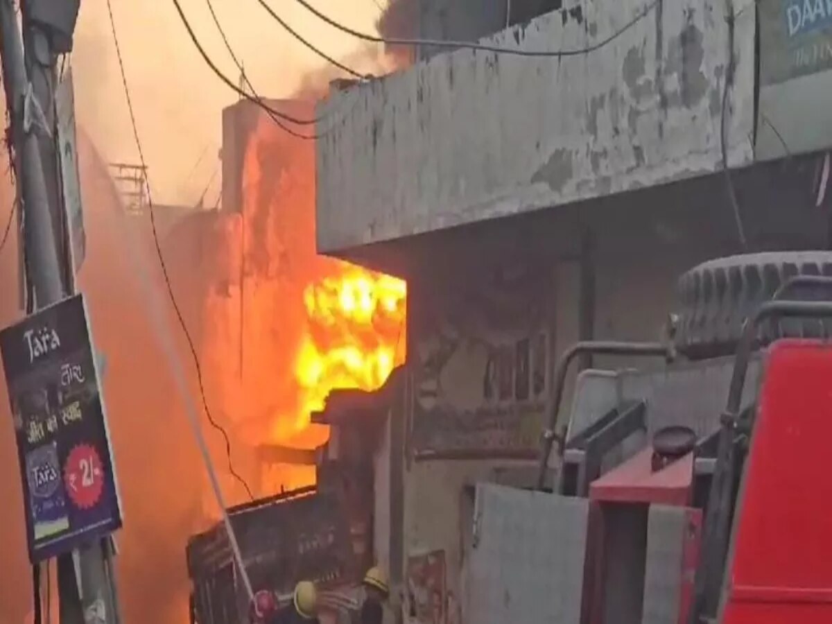 Delhi Fire: अलीपुर में आग लगने से 7 लोगों की मौत, सामने आया खौफनाफ वीडियो