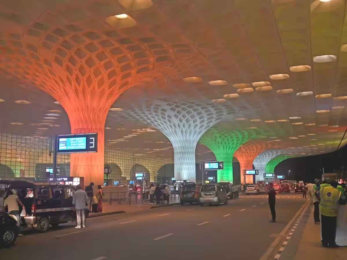 Mumbai Airport: नहीं मिली व्हीलचेयर, 80 साल का बुजुर्ग प्लेन से टर्मिनल तक चला पैदल, अचानक गिरा और मौत