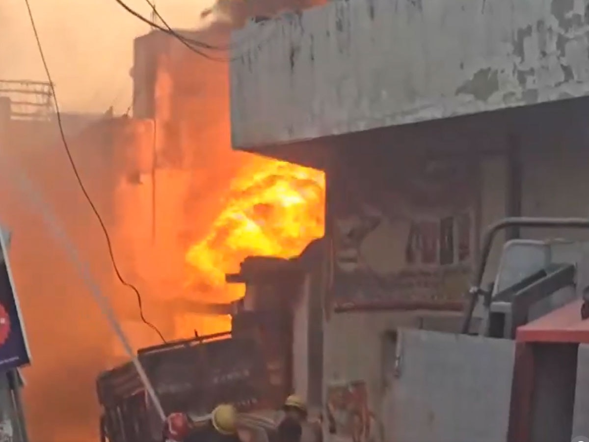 Alipur Fire: पेंट फैक्ट्री में लगी भीषण आग; 11 लोगों की हुई मौत