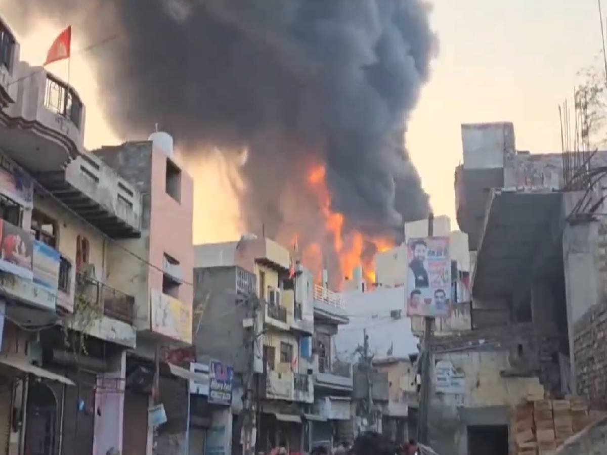 Delhi Fire: अलीपुर अग्निकांड में मृतकों की संख्या बढ़कर हुई 11, दो और लोगों के फंसे होने की आशंका