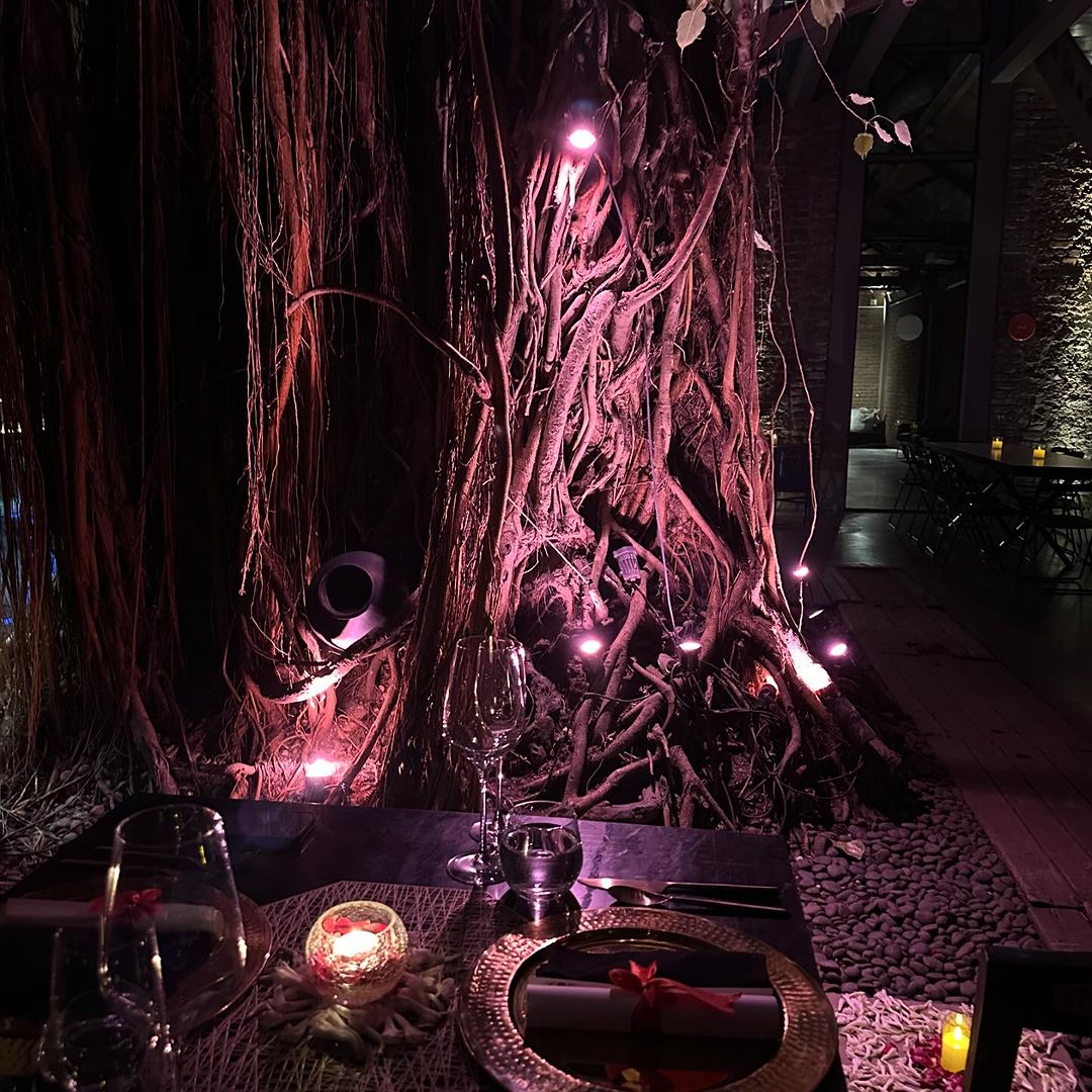 बरगद पेड़ के नीचे किया रोमांस