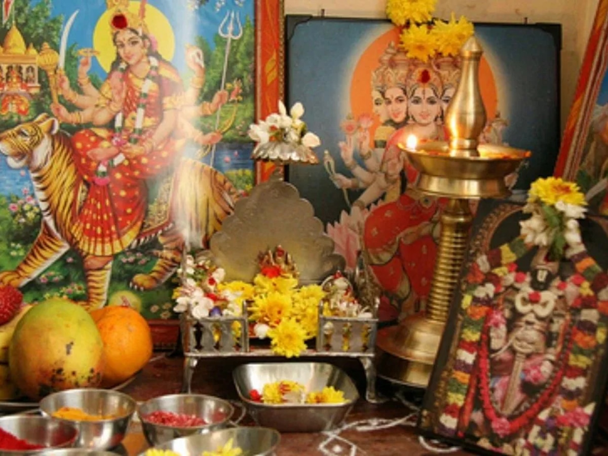 Vastu Tips: दक्षिण में हनुमान और उत्तर में लक्ष्मी, जानें किस दिशा में किस देवता का होना चाहिए स्थान