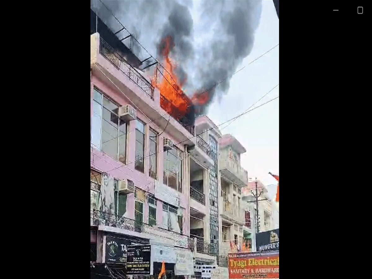 Ghaziabad Fire News: दिल्ली के बाद गाजियाबाद में आग ने मचाया तांडव, मौके पर दमकल की गाड़ियों का जमावड़ा