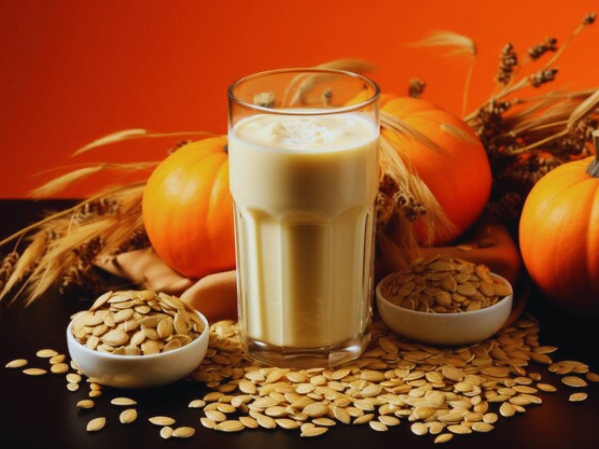 Milk with pumpkin seed: दूध के साथ कद्दू के बीज खाने के हैं अद्भुत फायदे,जान कर उड़ जाएंगे होश!