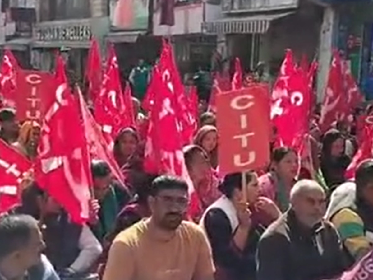 भारत बंद के आवाहन पर ट्रेड यूनियनों का हमीरपुर में प्रदर्शन, श्रम कानून को लागू करने के लिए कही बात