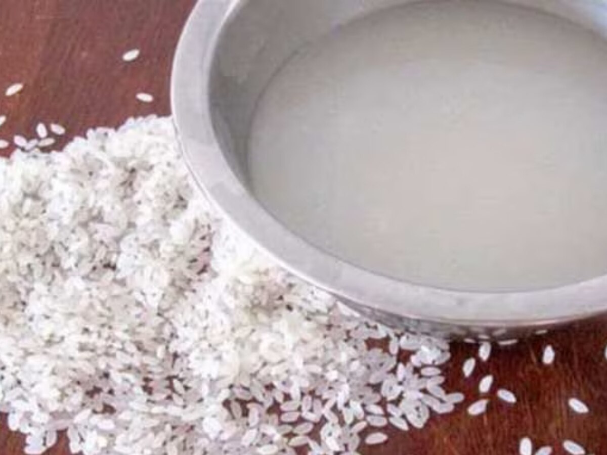 Rice Water Benefits: नहीं फेंके चावल का पानी, चेहरे के ग्लो और बालों को लंबा करने में है सबसे मददगार!
