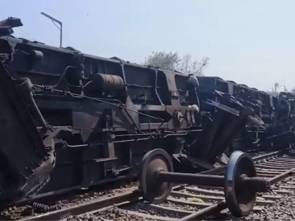 Delhi Train Accident: दिल्ली में बड़ा रेल हादसा, मालगाड़ी के 10 डिब्बे पलटे, बचाव कार्य जारी 