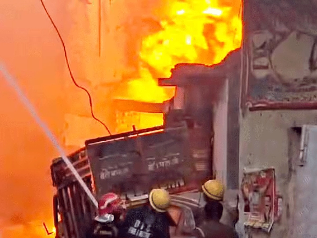 Delhi Alipur fire News: आग लगने के मामले में पुलिस ने किया 2 को गिरफ्तार, फैक्ट्री के लिए जमीन दी थी पट्टे पर