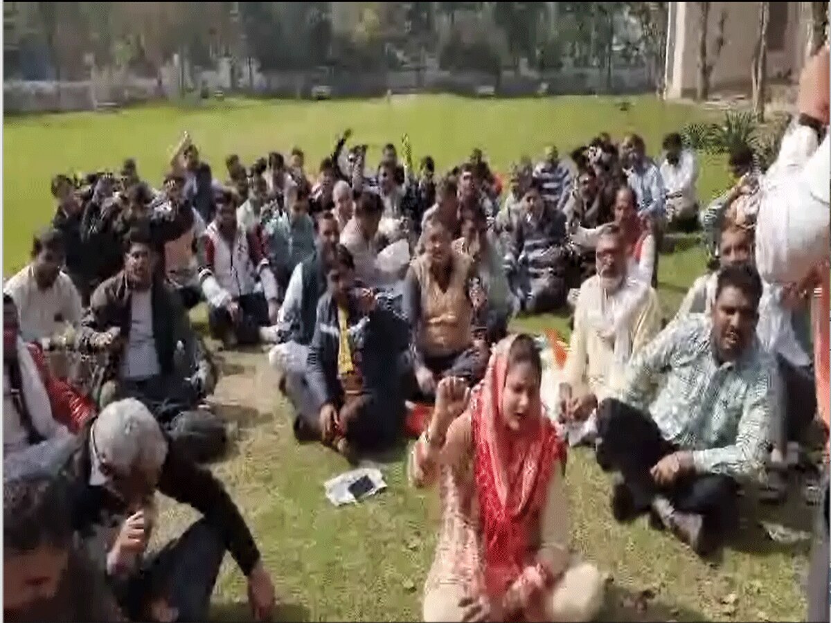 Haryana News: हड़ताल पर डटे लिपिक, बोले- जब तक हमारा हक नहीं मिलता, चैन से नहीं बैठेंगे