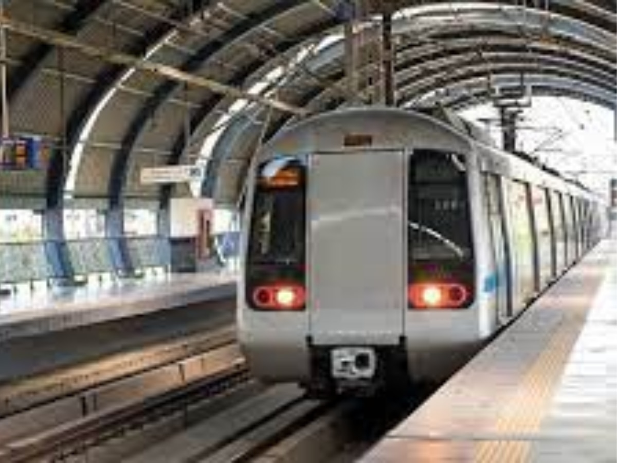 Delhi Metro Update: दिल्ली मेट्रो के छतरपुर स्टेशन के गेट से Entry-Exit हुई बंद, जानें वजह 