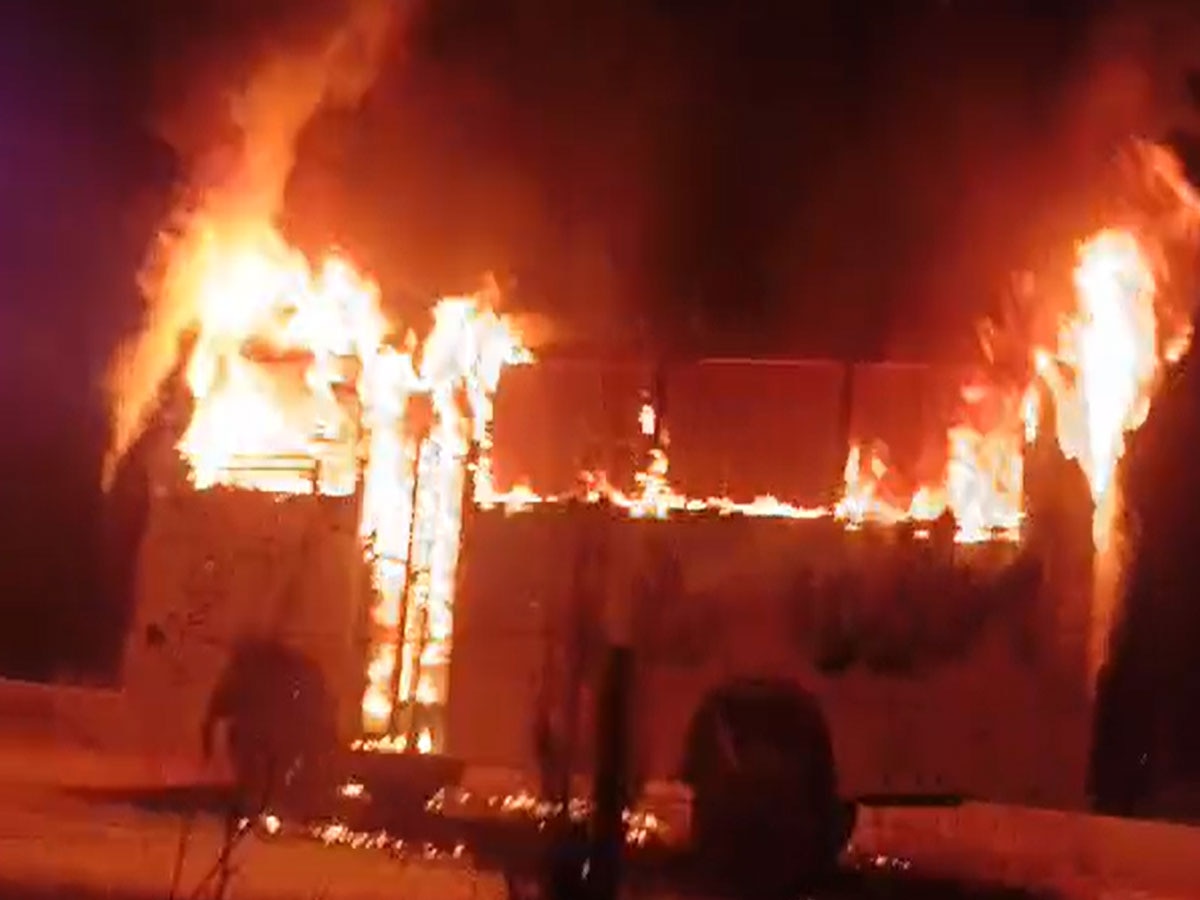 Rajasthan Bus Fire : दौसा में बारातियों से भरी बस में लगी आग, किसी ने खिड़की से कूद कर तो कोई... 