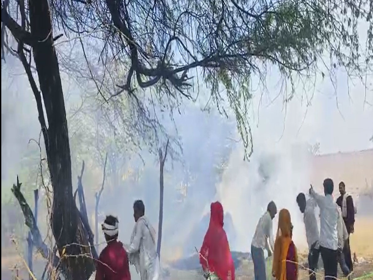 Bhilwara Fire News :सोला का खेड़ा में चार बाड़ों में लगी आग, सूचना के बाद भी नहीं पहुंचा प्रशासन