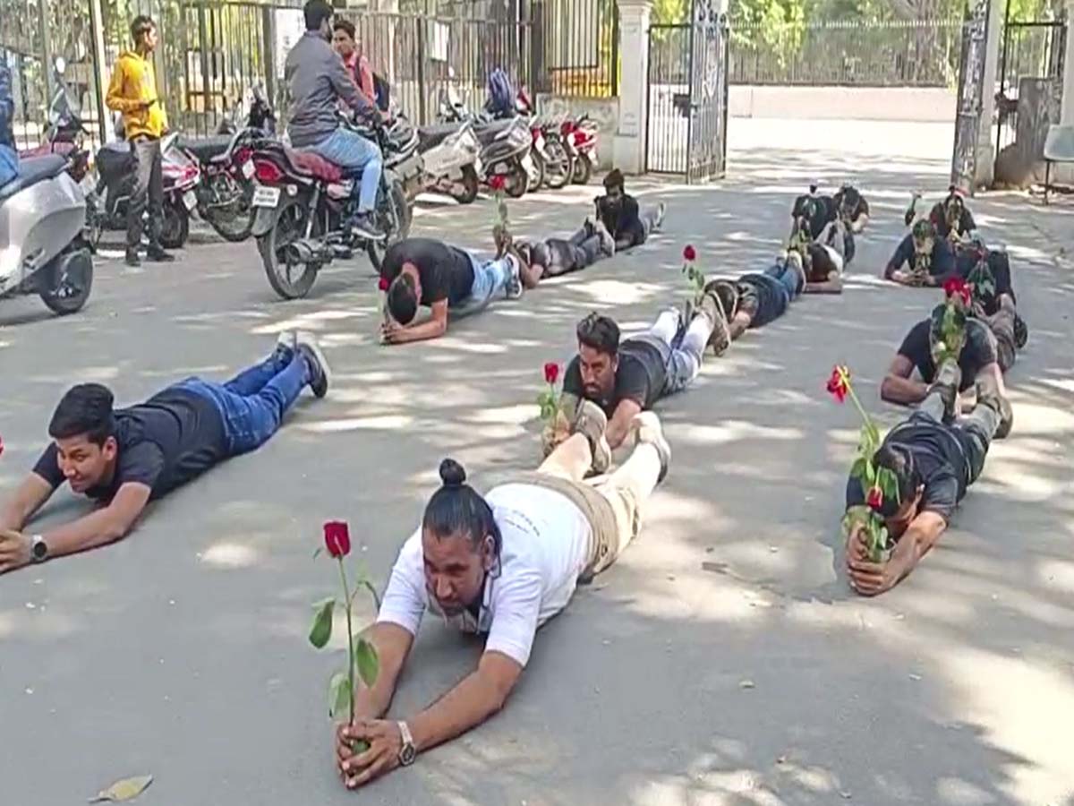 ये प्रेमियों का गुलाब नहीं ग्रामीणों का आभार है, लोगों ने दंडवत किया प्रणाम, जानें क्यों?