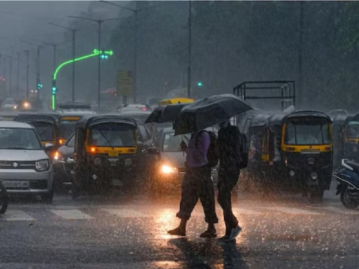 Weather Update: पहाड़ों पर बर्फबारी के बीच मैदानी इलाकों में भारी बारिश की चेतावनी, आज दिल्ली-यूपी समेत कई राज्यों में IMD का अलर्ट जारी