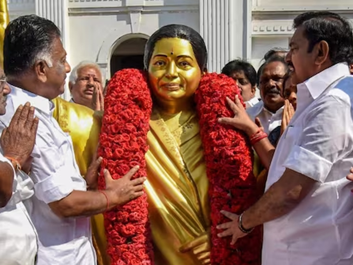 Jayalalithaa Ornaments: ମାର୍ଚ୍ଚରେ ସରକାରଙ୍କୁ ମିଳିବ ଜୟଲଳିତାଙ୍କ ସୁନା ଅଳଙ୍କା, ନିର୍ଦ୍ଦେଶ ଦେଲେ କୋର୍ଟ Jayalalithaa Ornaments: ମାର୍ଚ୍ଚରେ ସରକାରଙ୍କୁ ମିଳିବ ଜୟଲଳିତାଙ୍କ ସୁନା ଅଳଙ୍କା, ନିର୍ଦ୍ଦେଶ ଦେଲେ କୋର୍ଟ