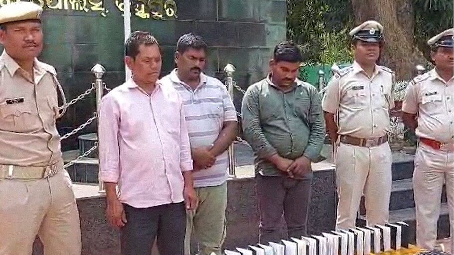 Odisha News: ଚାକିରି ଦେବା ନାଁରେ ଠକେଇ, ଲକ୍ଷାଧିକ ଟଙ୍କା ସହ ୯୨ ପାସପୋର୍ଟ ଜବତ