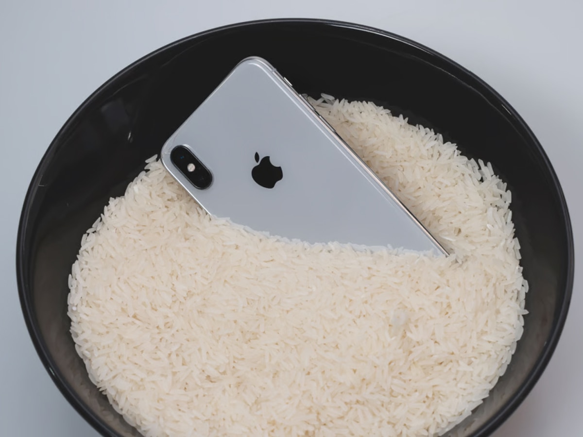 क्या गीले iPhone को चावल के अंदर डालने से हो जाता है ठीक? Apple ने कहा- बिल्कुल नहीं...