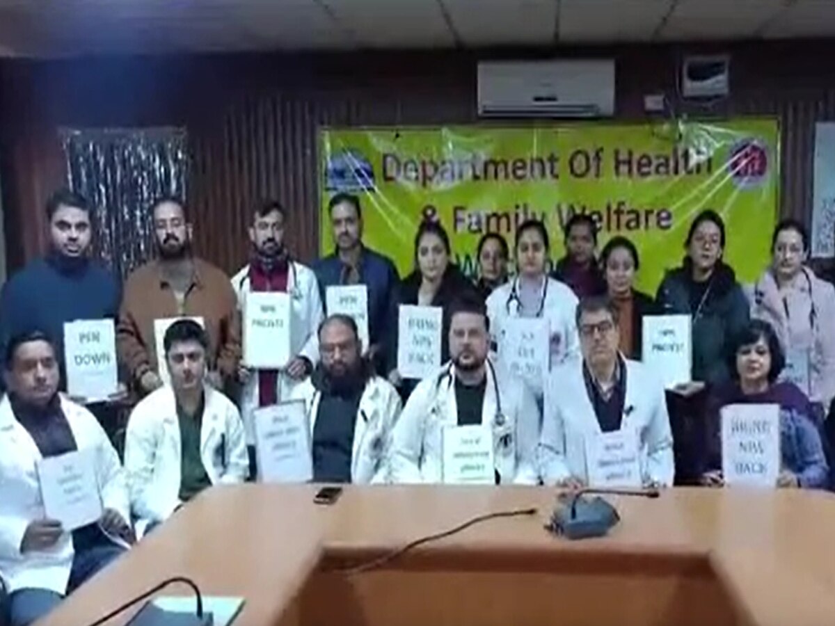 Dharamshala Doctors Strike: धर्मशाला में डॉक्टरों ने किया पेन डाउन हड़ताल! मरीज परेशान, जानें वजह