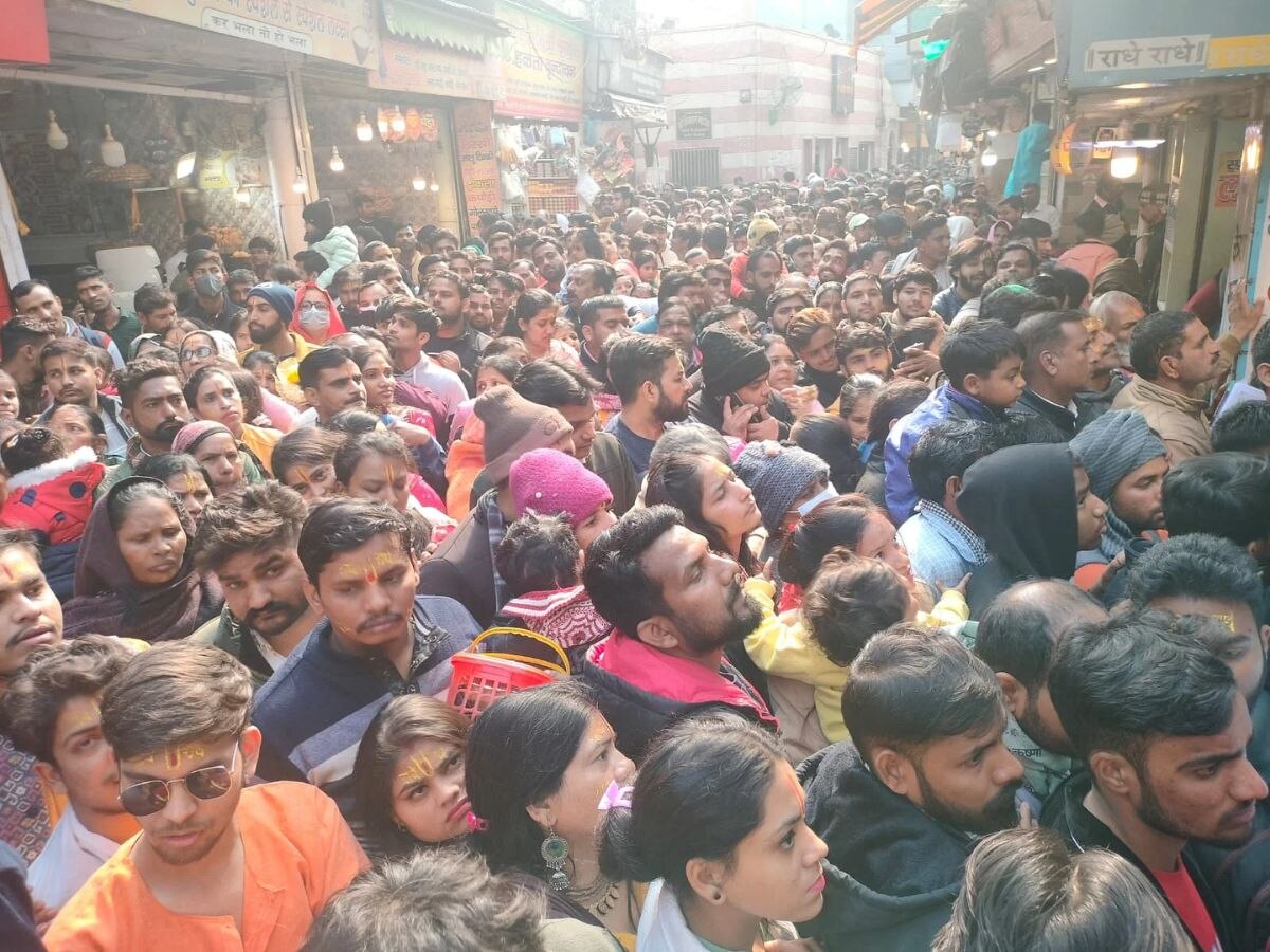 Mathura news: जया एकादशी के मौके पर आस्था का सैलाब, कान्हा की नगरी में ध्वस्त हुई प्रसाशन की व्यवस्थाएं