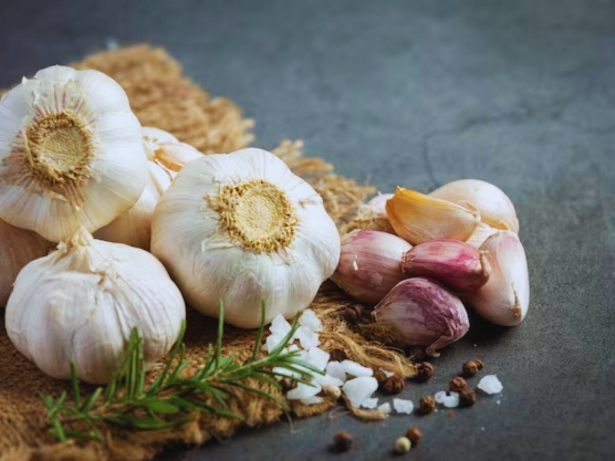 Side effects of Garlic: लहसुन खाने के नुकसान, हो सकती है पाचन की समस्या