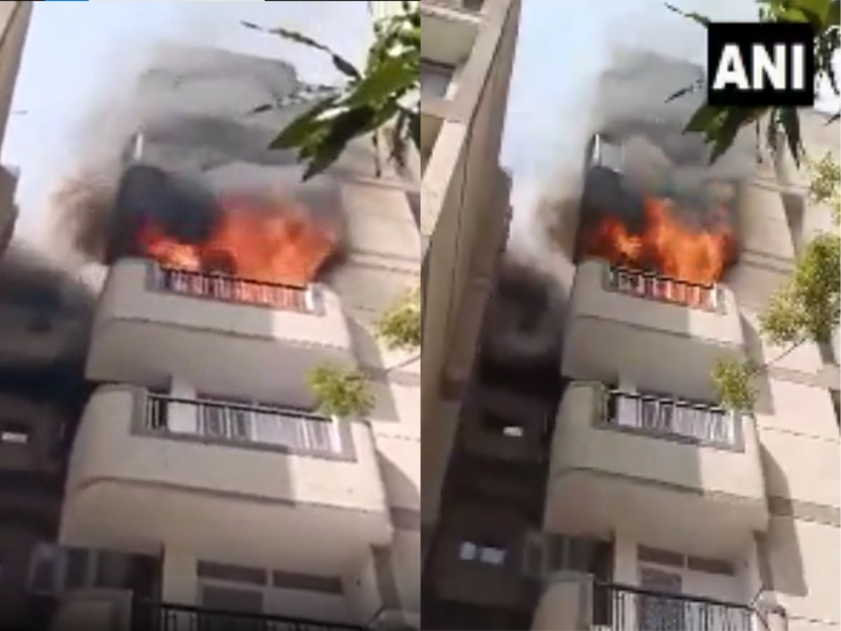 Delhi Fire News: अपार्टमेंट में आग लगने के बाद 2 महिलाओं ने लगाई छलांग, एक की मौत 
