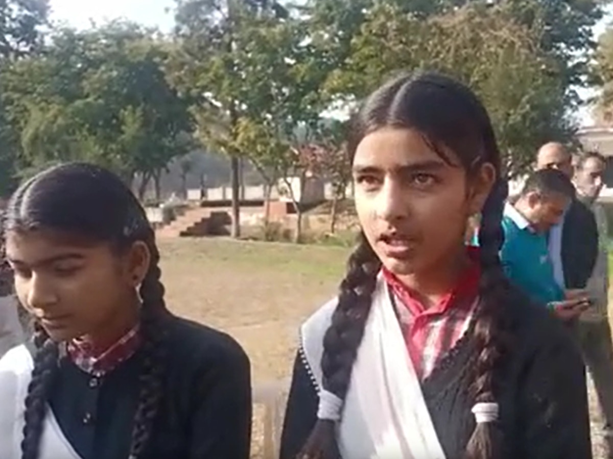 Hamirpur: हमीरपुर के एक स्कूल में प्रिंसिपल के खिलाफ छात्रों ने उन्हें निलंबित करने की उठाई मांग, जानें वजह