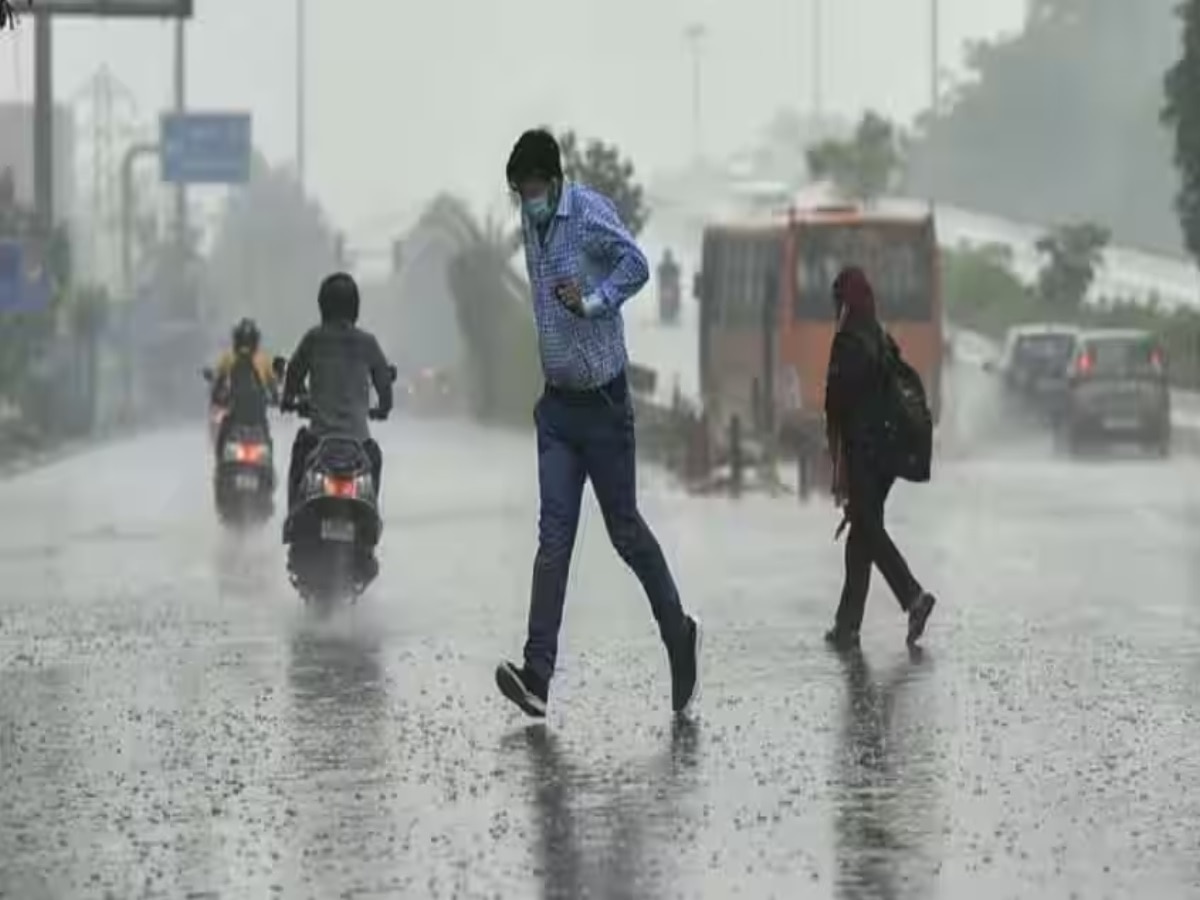Weather Update: बर्फीली हवाओं से बढ़ी ठिठुरन रहेगी बरकरार, Delhi-NCR में आज भी बारिश के आसार