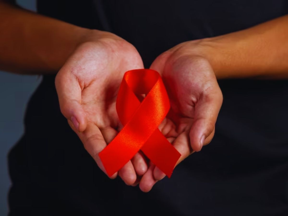 HIV: क्या एचआईवी से पीड़ित हर व्यक्ति को एड्स होता है? एचआईवी कैसे फैलता है?