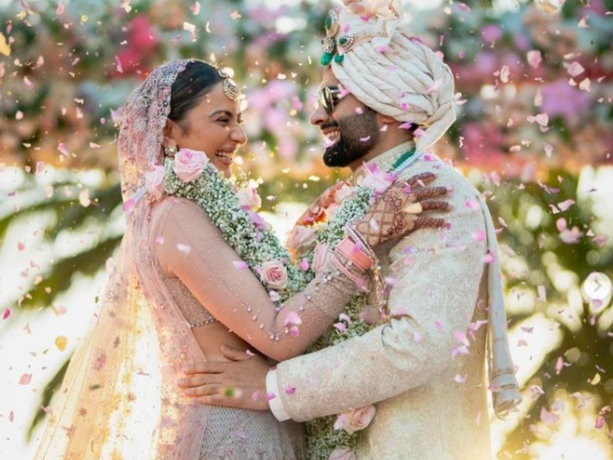 Rakul Preet-Jackky Wedding Outfit: रकुल प्रीत सिंह का ड्रीमी लहंगा बड़ा ही महंगा, जैकी भगनानी की शेरवानी कश्मीर की कहती है कहानी 